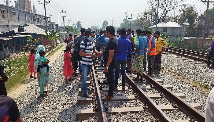 স্কুলে যাওয়ার সময় ট্রেনে কাটা পড়ে তিন ছাত্রী নিহত