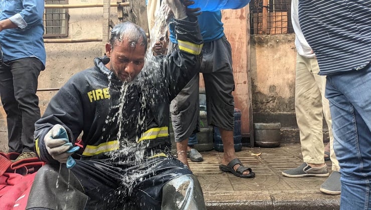 স্মরণকালের ভয়াবহ আগুন বঙ্গবাজারে, হিমশিম খাচ্ছে ফায়ার সার্ভিস