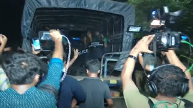 Los manifestantes atacan un coche de policía frente a Banga Bhavan