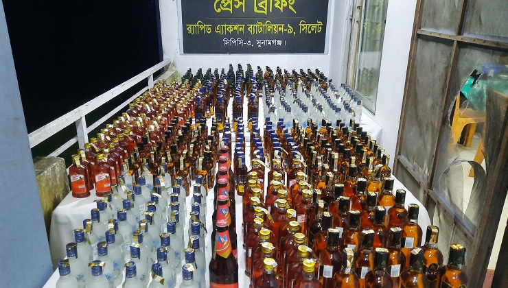 596 botellas de licor indio recuperadas en Sunamganj