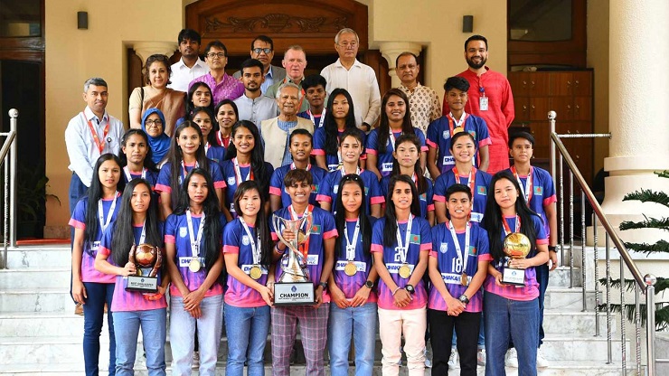 El asesor jefe felicita al equipo de fútbol femenino victorioso