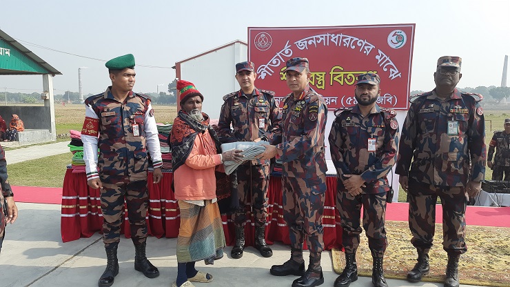 চাঁপাইনবাবগঞ্জে শীতার্তদের মাঝে বিজিবির শীতবস্ত্র বিতরণ