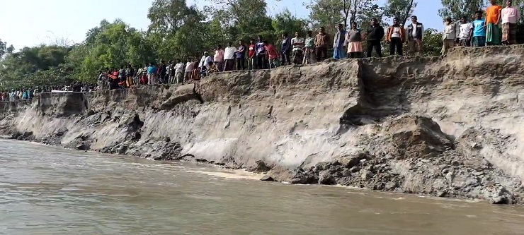 গাইবান্ধায় তিস্তার ভাঙন রোধে এলাকাবাসীর মানববন্ধন